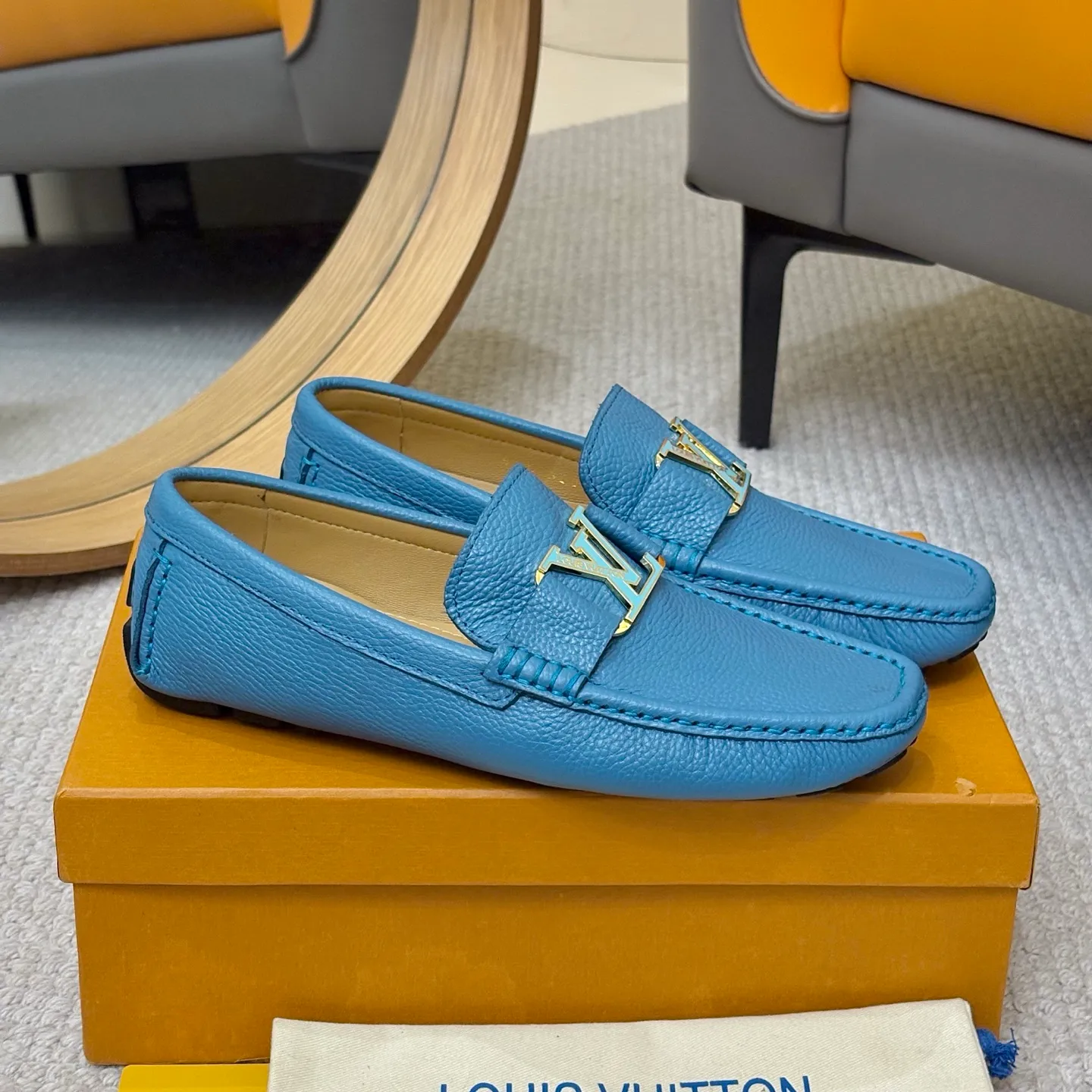 Men's men's shoes 💰420 (Yangli) LV 2⃣️0⃣️2⃣️5️⃣Spring and summer counter GLORIA series models ✈️Original factory special leather production, original last type. A classic driving slip-on casual shoe that shows an elegant style with exquisite craftsmanship details such as Monogram embossing all over the upper🌀Italian imported calfskin fabric Sheepskin foot pads➕Inside～Private mold replica sole Unique style Comfortable driving slip-on Size: 4-12 (38-46) Comes with [Counter packaging: original box, wrapping paper, card, instruction manual, shoehorn, cloth bag] No pressure to enter and leave the counter!